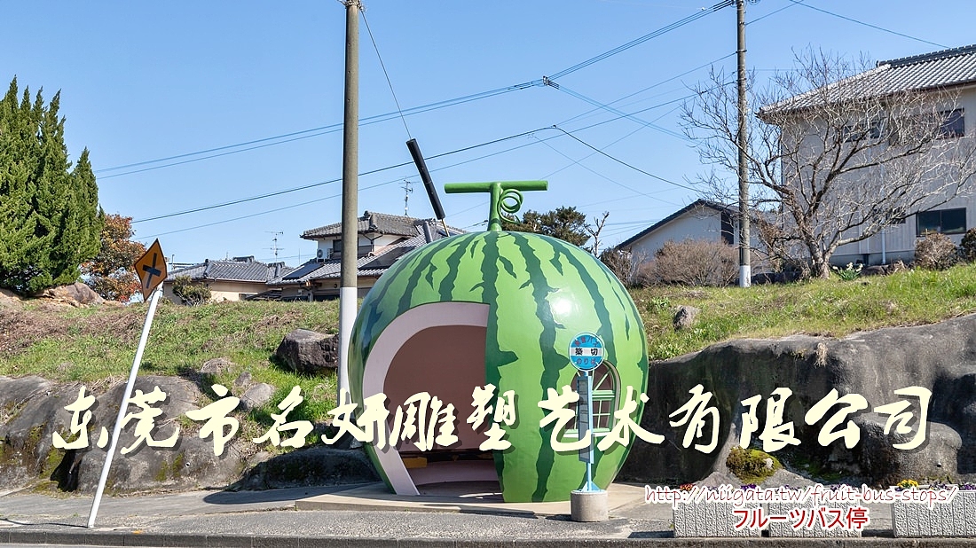 而创意玻璃钢草莓屋造型雕塑是静态,一动一静互相衬托