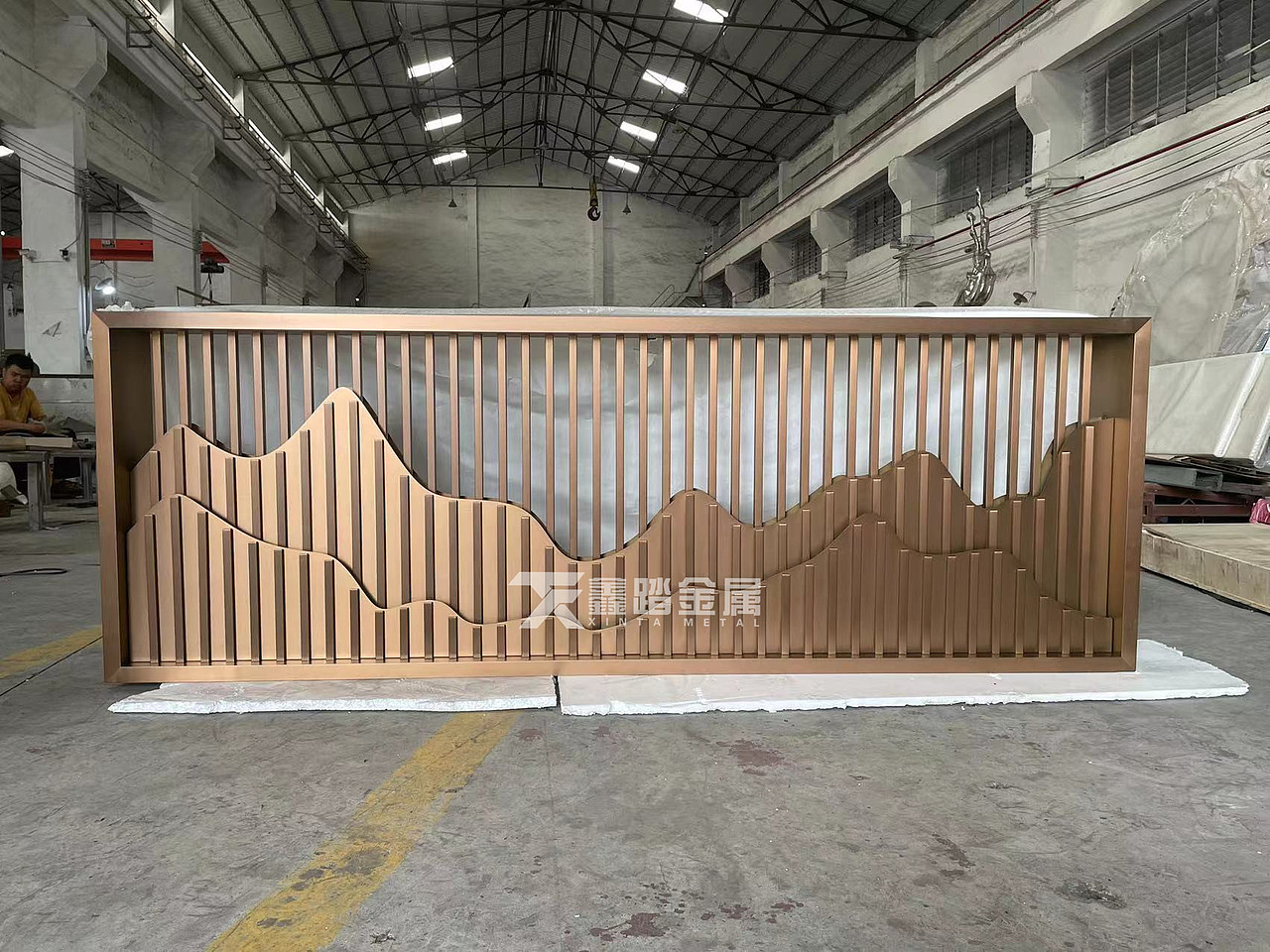 质感爆表的玫瑰金色不锈钢屏风图片