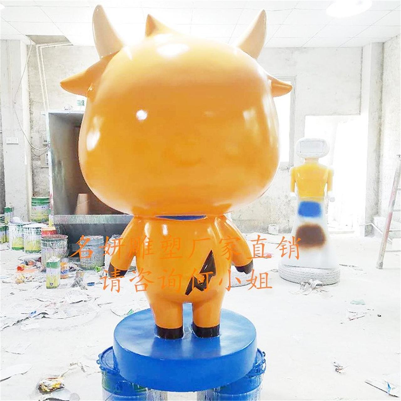 欢庆2021到来的商场美陈玻璃钢卡通牛公仔雕塑景观小品
