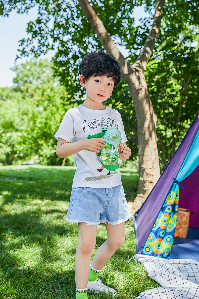 水壶 男童外景拍摄