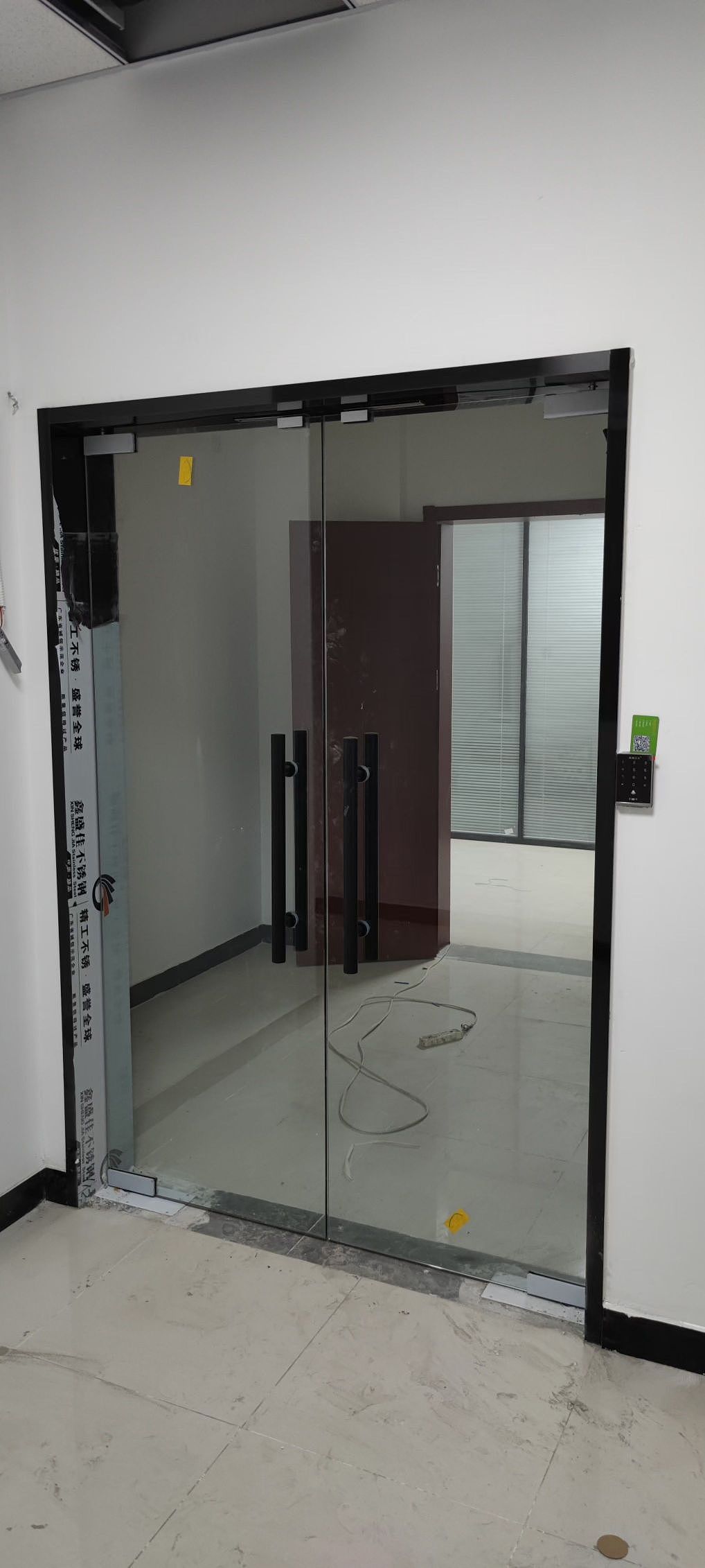 黑白搭配通顶高隔间