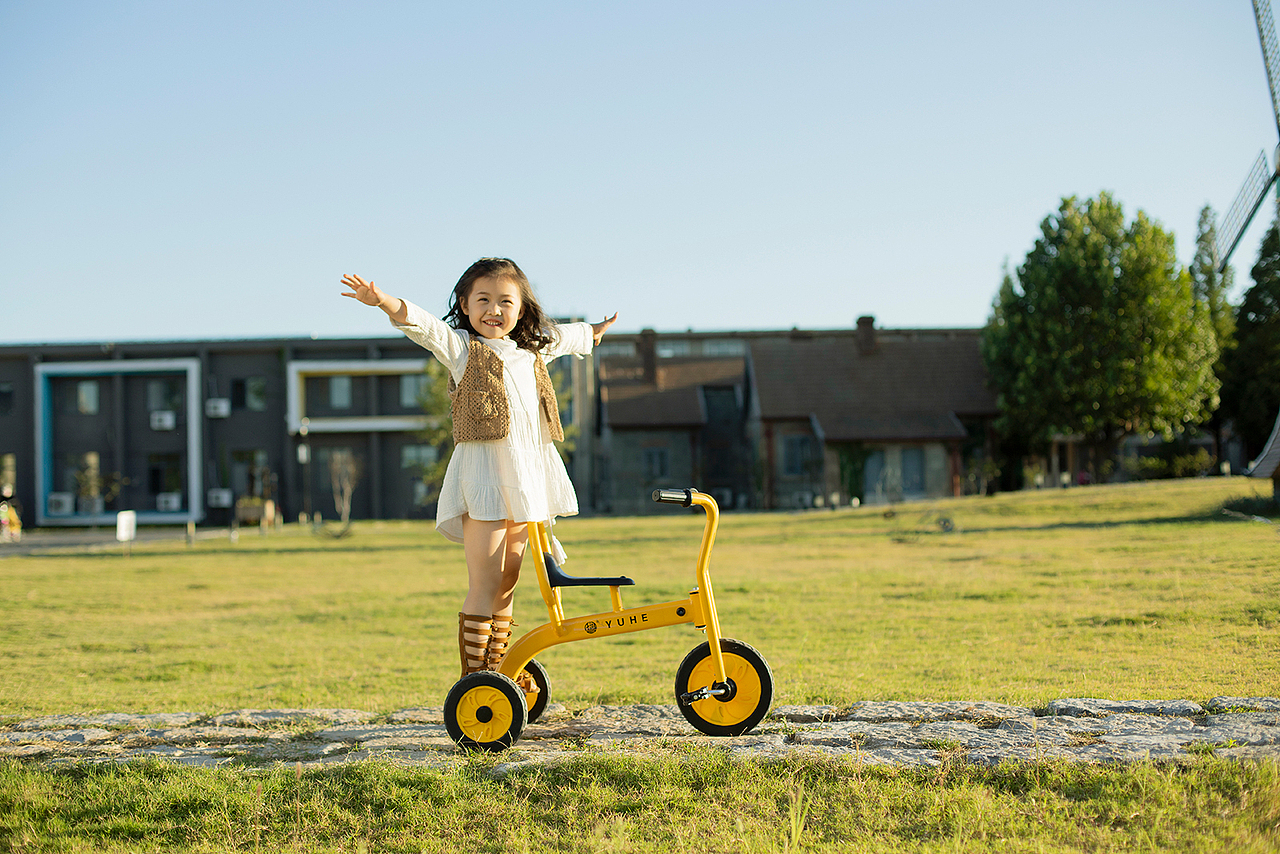 放飞自由的小白鸽