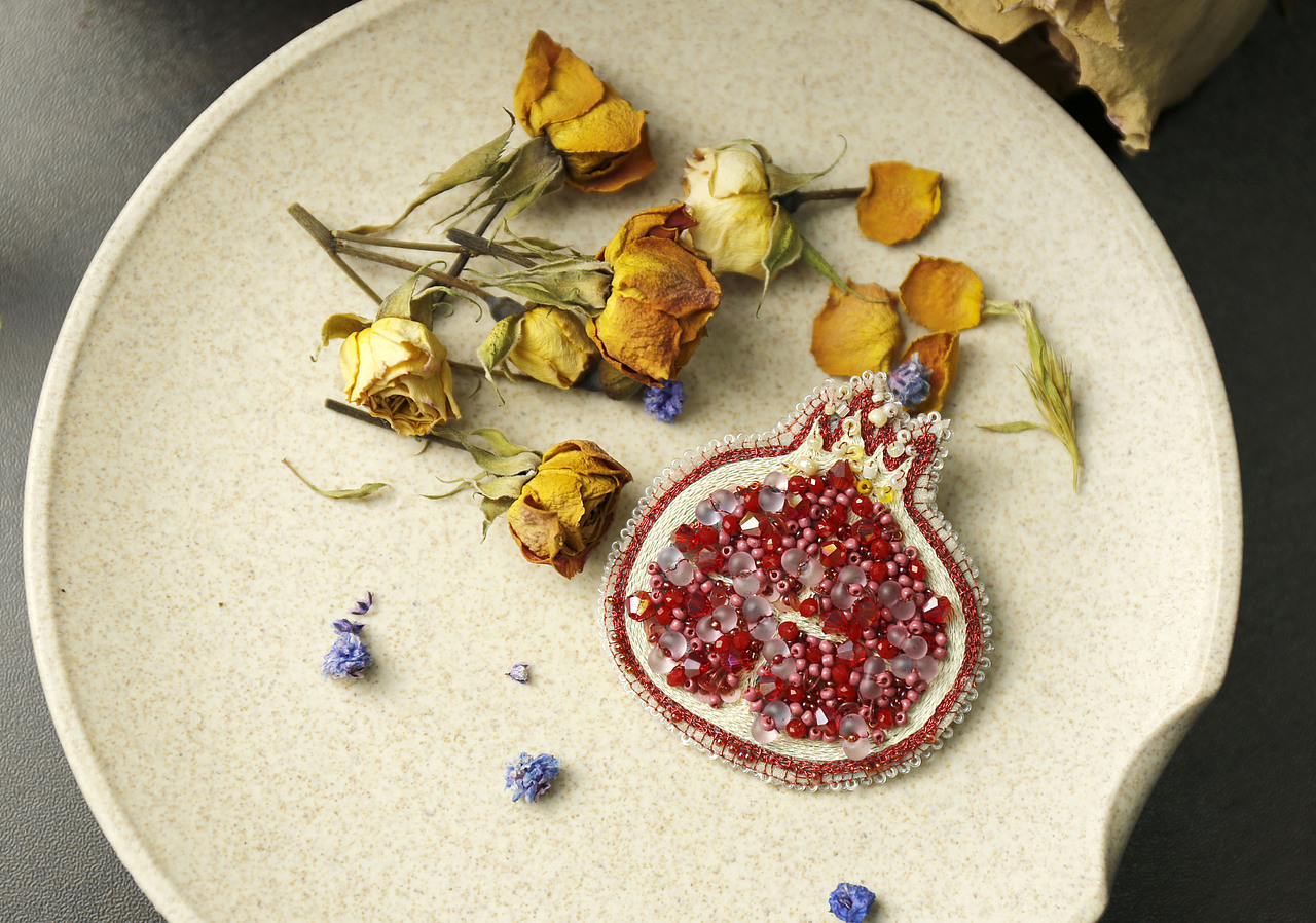 法式刺绣钉珠胸针