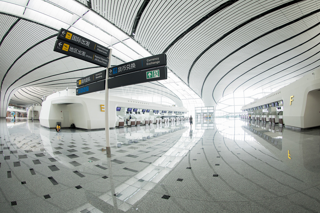 保障国内航班，北京大兴机场启用E指廊缩短旅客步行登机时间_京报网