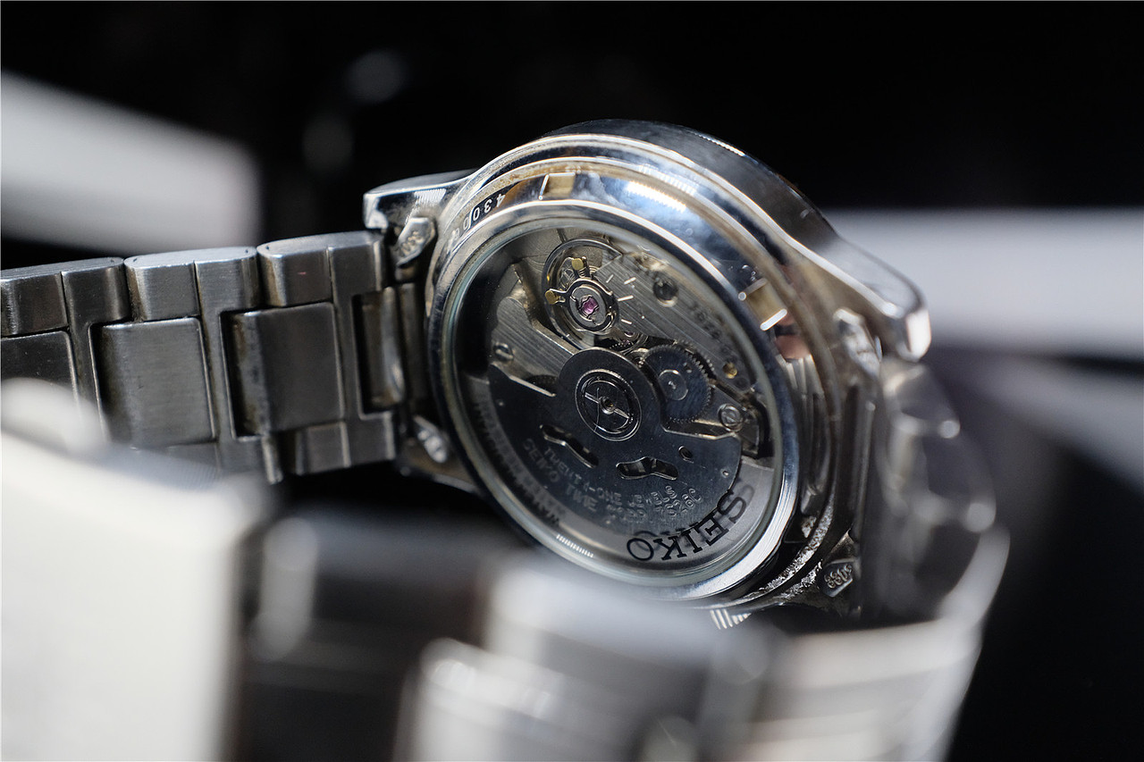 精工5号机械手表和Airpods 2（图ZMTkxMjE3NTU2） - 产品摄影 - 站酷设计师白纸上的艺术原创素材 - 站酷ZCOOL