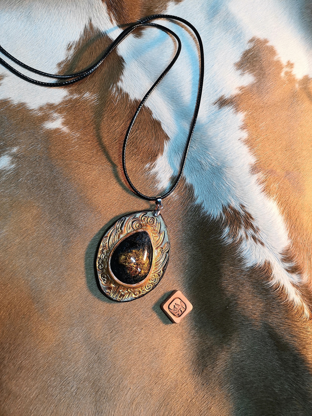 牛皮镶嵌宝石雕刻~~孟璐璐皮雕工作室出品