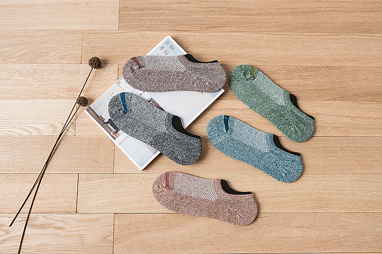看腻了白背景吗?来一组木板拍摄的男袜。