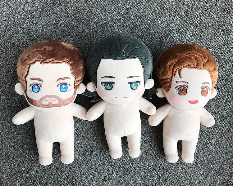 三个裸娃展示,锤哥的胡须从之前的线秀表现,改成片绣了,当时改的原因是让脸部更柔软一些,这种娃会经常拿在手上玩。改回来也是因为失去了设计稿大叔的神韵,偏离太多也不行啊!