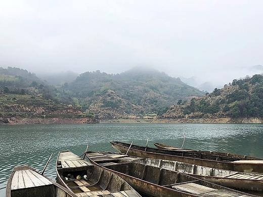 一只废弃的小船