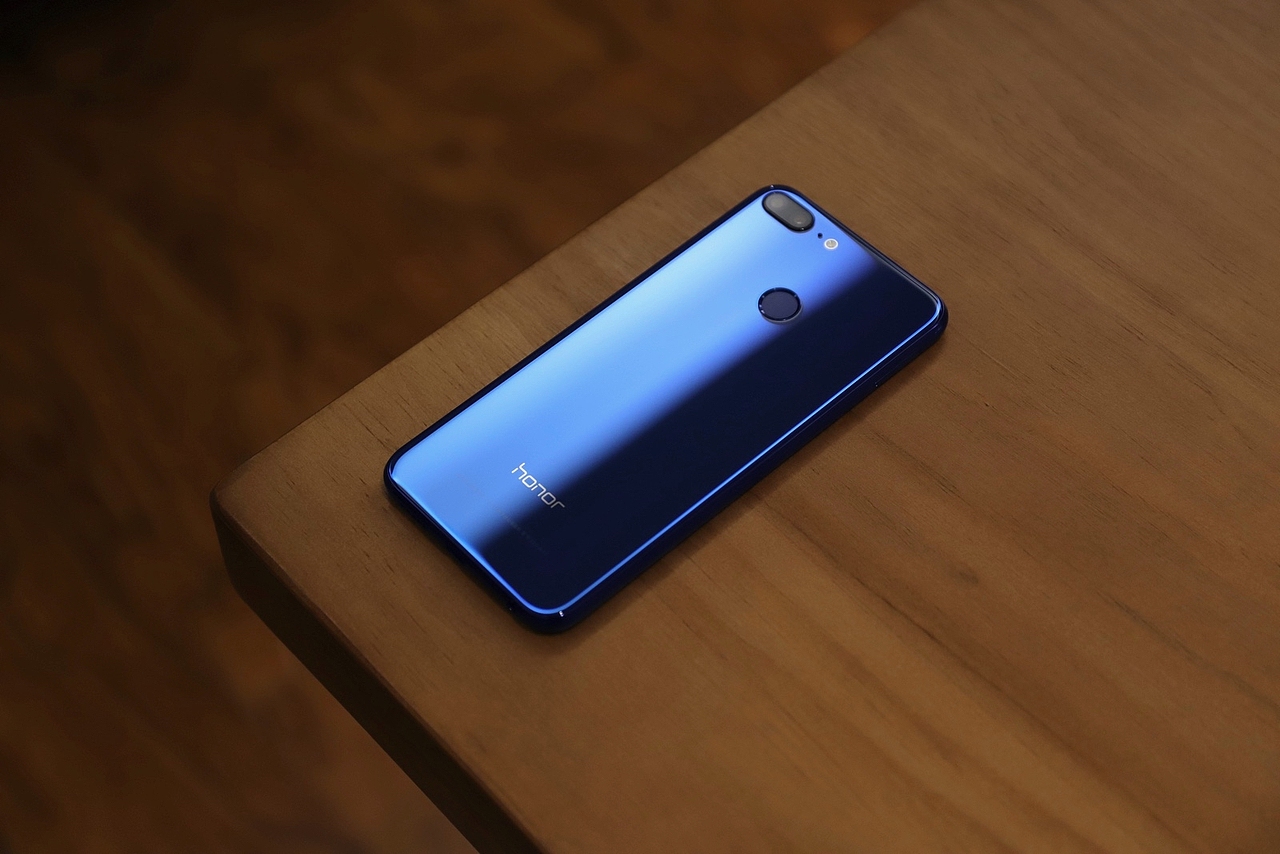 荣耀9 青春版 玻璃材质就是越看越喜欢!