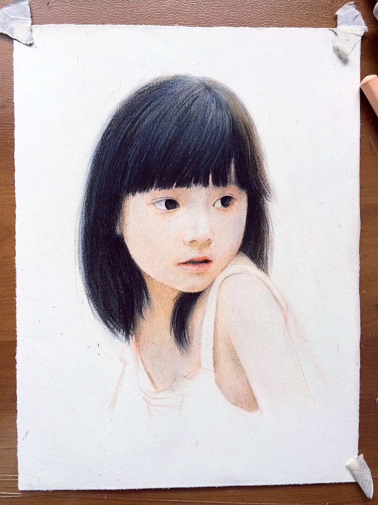 然后往下画小女孩的身体，注意颜色要一层层叠加