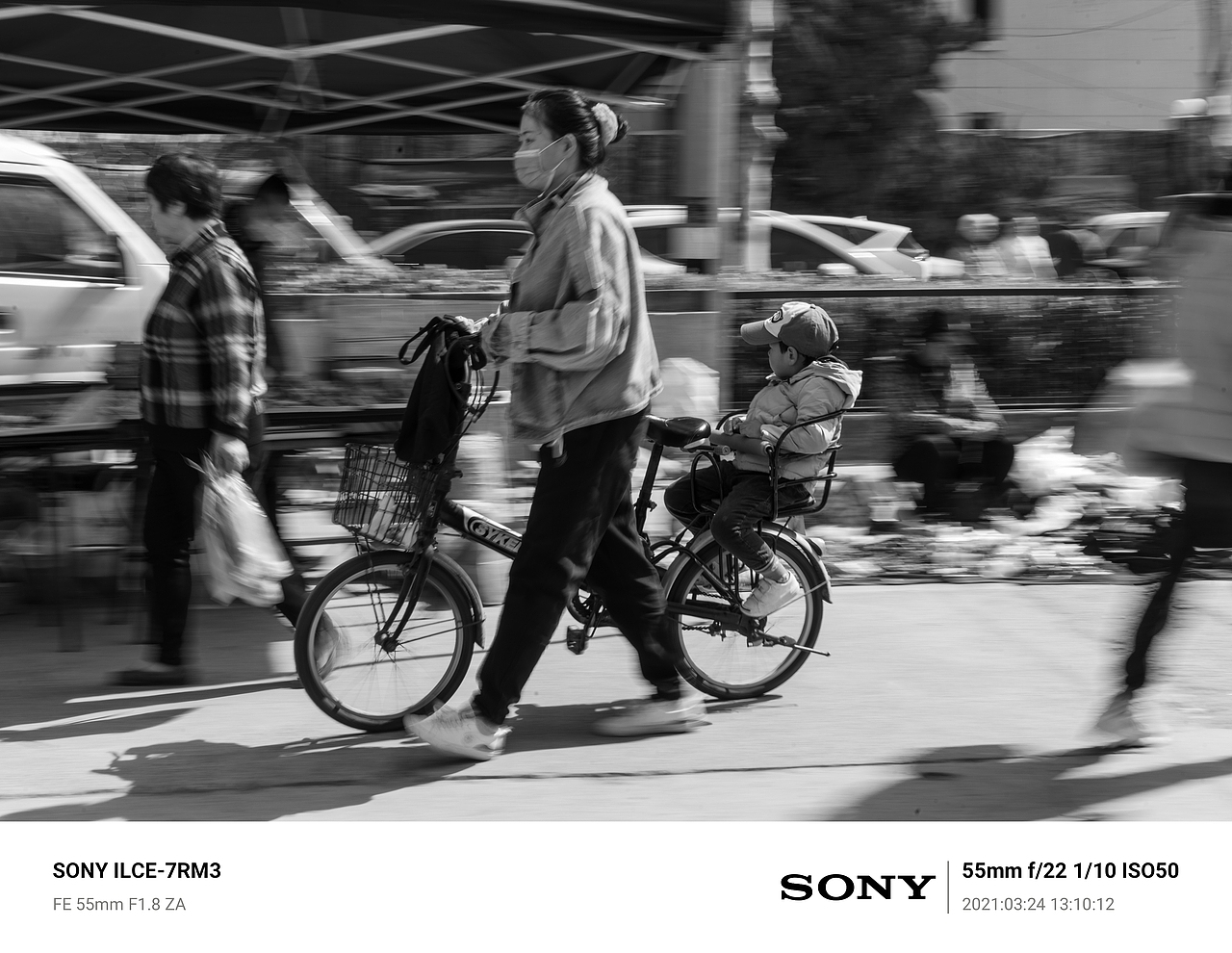 闲中热闹图一乐，遍看风情心自怡。