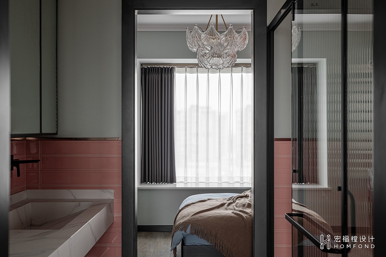 卫生间充当了主卧中的走廊角色,一侧为方便使用的双人洗手台,另侧则为入厕以及淋浴部分。以芝兰紫条形砖加以粉饰,浪漫、温柔,作为中性色平衡空间,为屋主扫去心中阴霾,成为舒适、温暖内心的色彩。