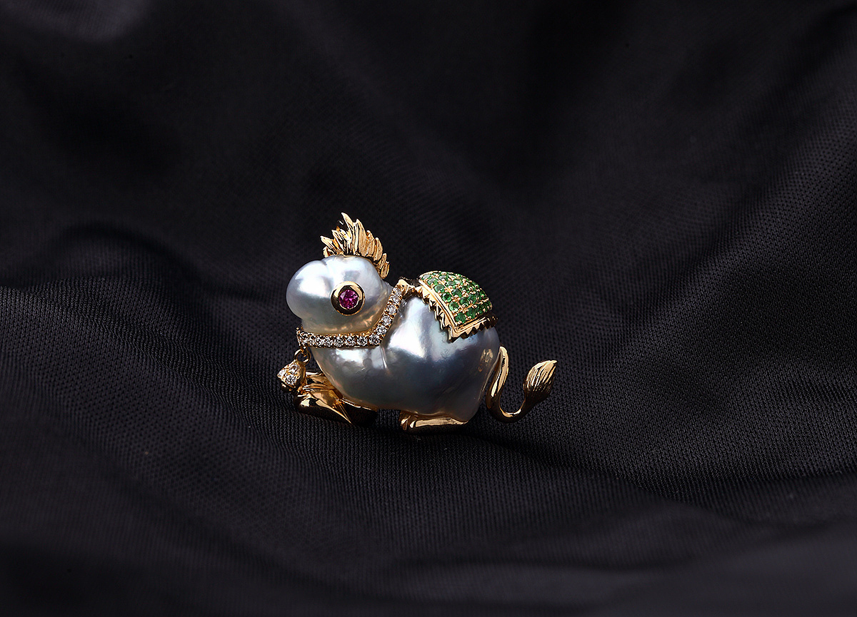 著名珠宝设计师代波军的创作题材大多都是自然题材,为什么会这样呢?他这样回答我们:因为我只见过这些东西,也是我见过最美的题材,我把自然的美复制好了再想别的吧!