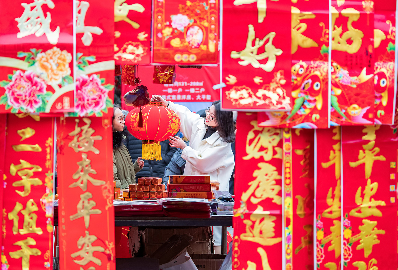 2019年1月29日,市民在重庆市南川区鼓楼广场选购新年饰品。