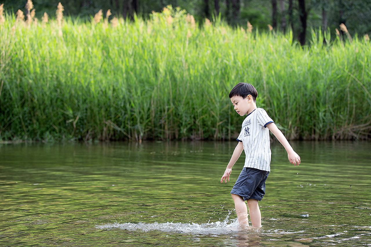 小溪里戏水的小孩图片图片