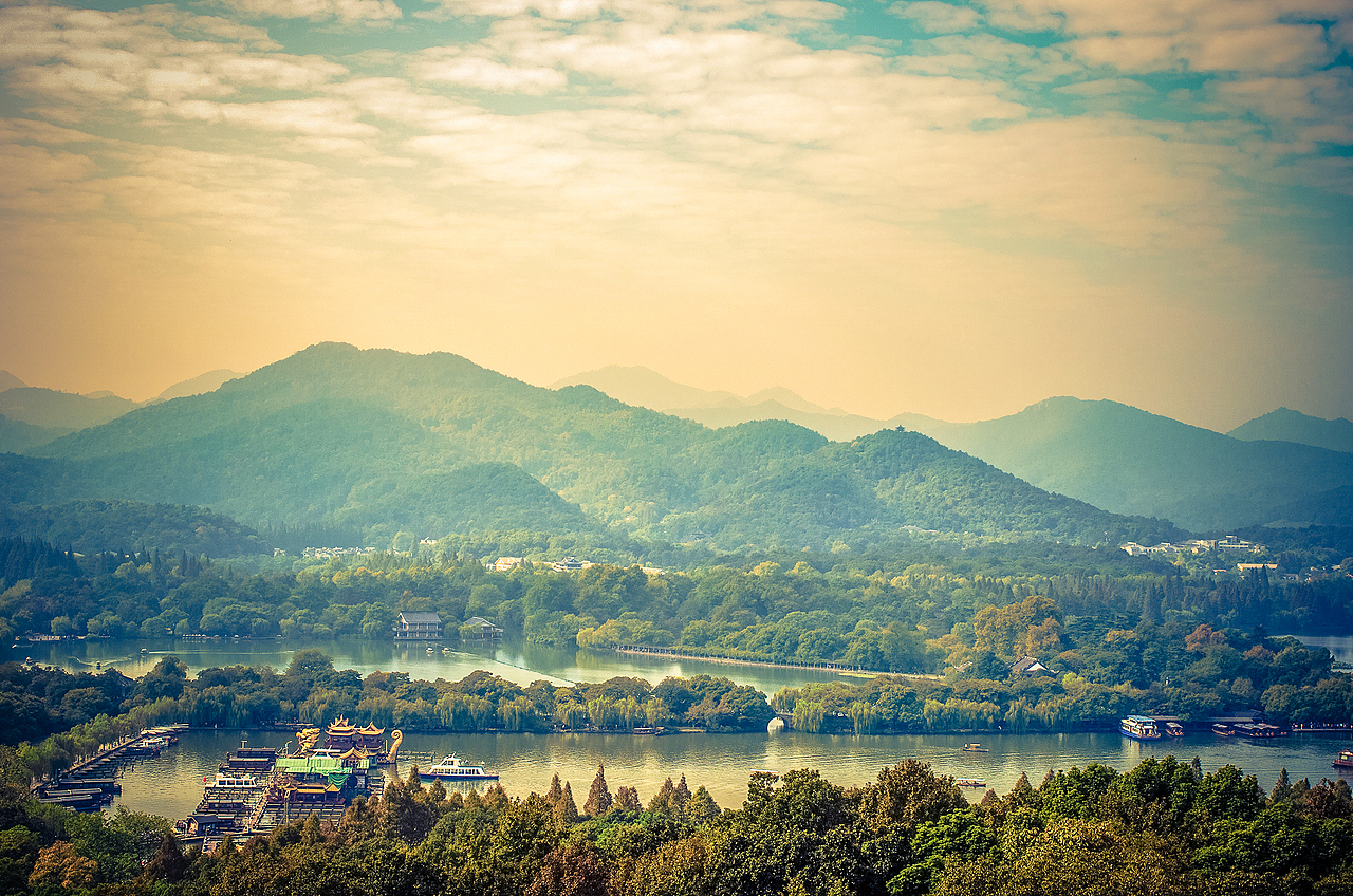 爬上了雷峰塔,眺望西湖,很壮观的样子。这是苏堤那边。