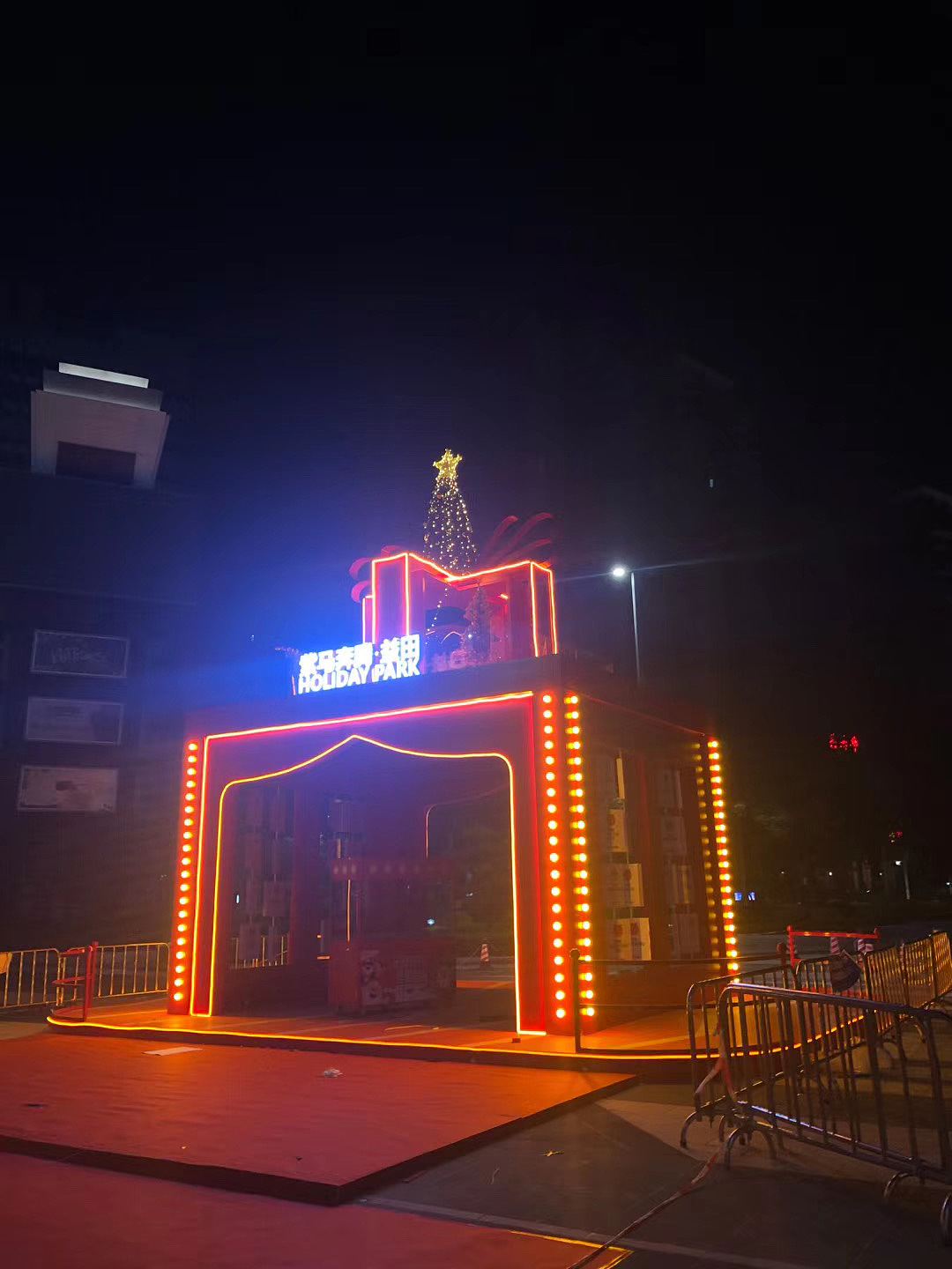 中山紫马奔腾益田广场2019圣诞美陈氛围布置