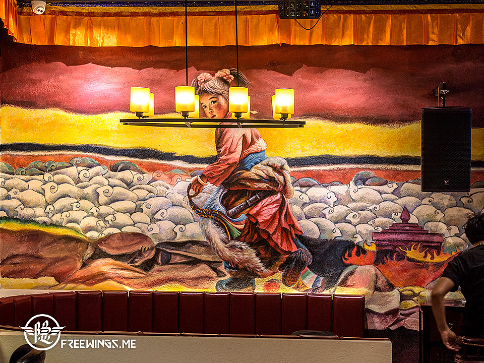 孩子赶着羚羊,在高原上行走.天那么低,草那么亮,炉上的火烧的正旺