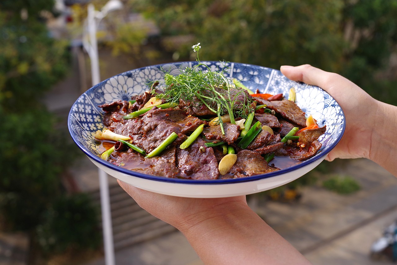 赶云南大集,看稀奇,食爆浆肥肠