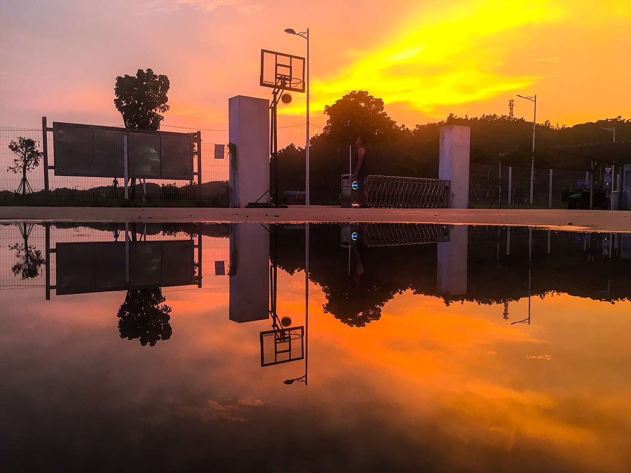 夕阳下的篮球