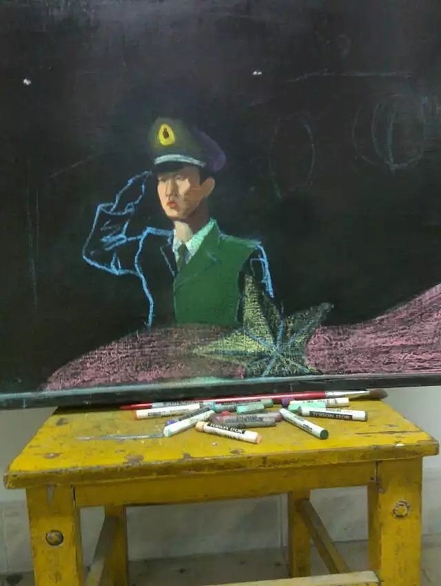 军人粉笔画黑板报图片