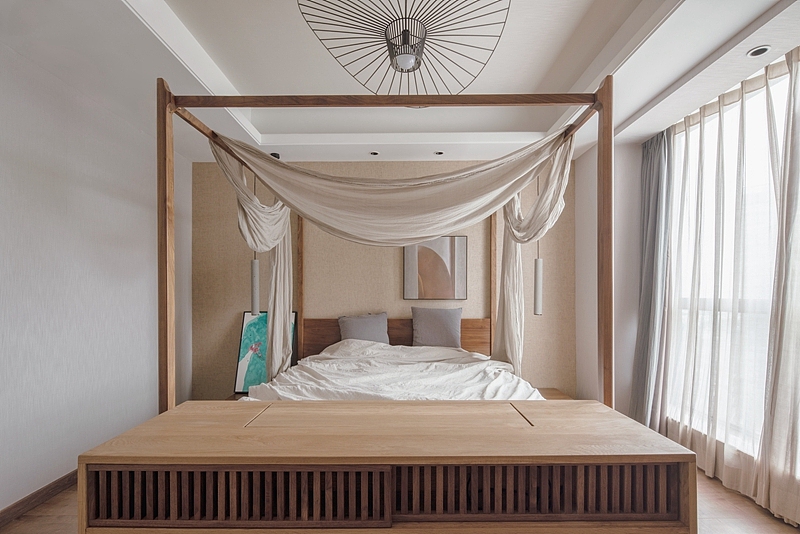 穿过木质楼梯,推开双扇木门,来到主卧空间,拥有完全属于自己的世界。
二楼阳台,供休闲及男主人抽烟使用,观景通风两不误。<br><br>实木搭配棉麻材质,浪漫舒适,精神更加放松。<br>采用电动可升降式电视柜,将电视隐藏的同时也能储物。