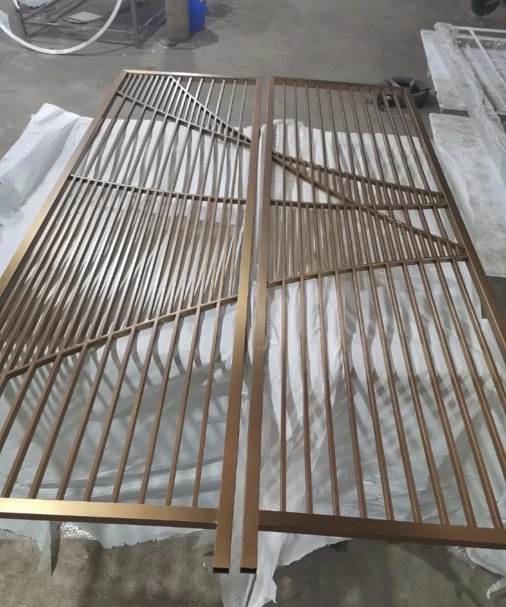 仿铜拉丝不锈钢焊接花格屏风传递着时尚的气息（图ZMjQ3MzExODg0） - 家装设计 - 站酷设计师锢雅18566019743原创素材 - 站酷ZCOOL