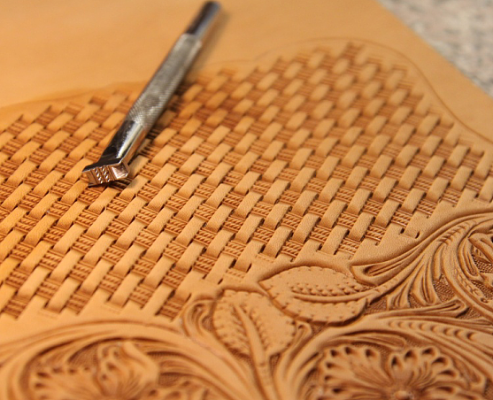 匠心——手工皮具 女款手包 手工包是如何诞生的（图ZMjM4MDY4NTI=） - 工艺品设计 - 站酷设计师皮雕达人原创素材 - 站酷ZCOOL