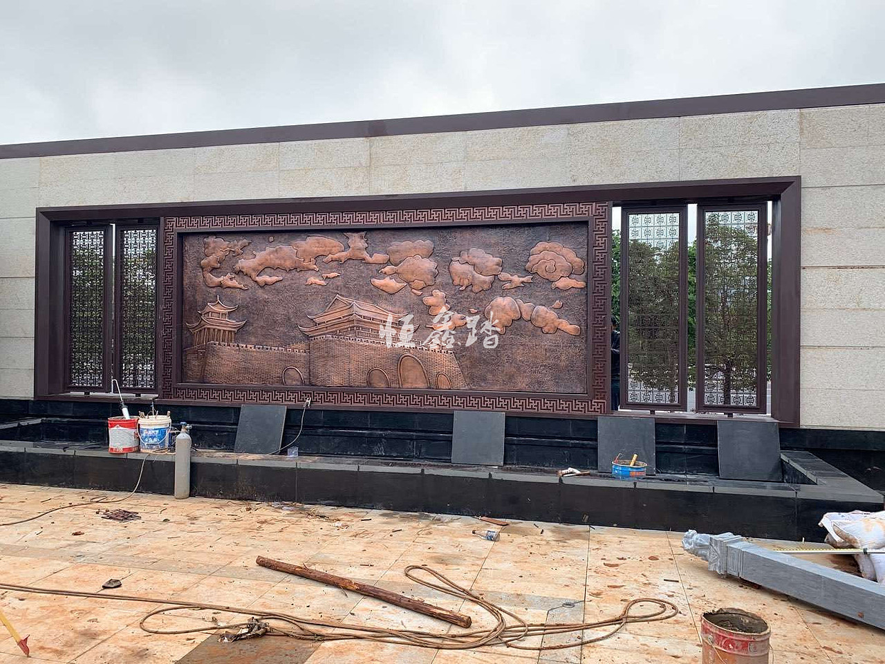 纯中式售楼中心户外园林山行不锈钢背景墙系列安装效果