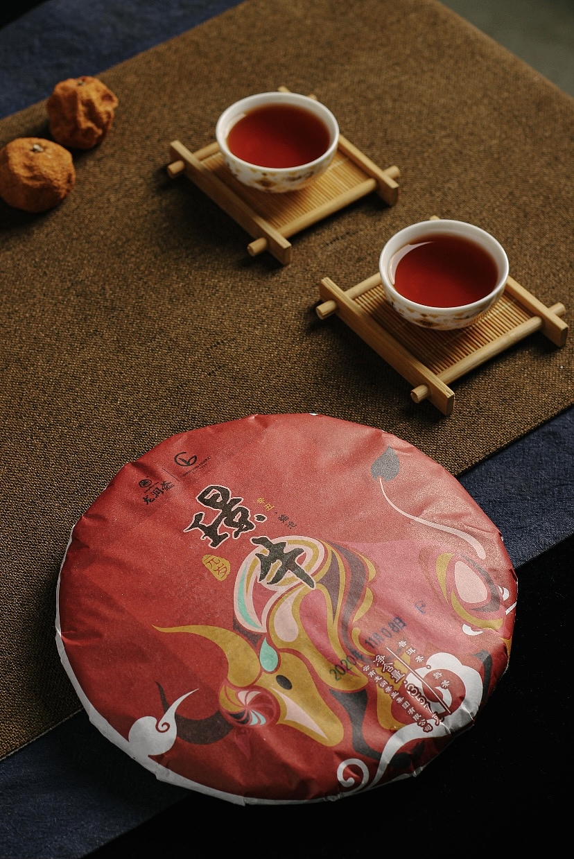 龙润茶牛年生肖插画普洱茶茶饼礼盒《璟牛》
