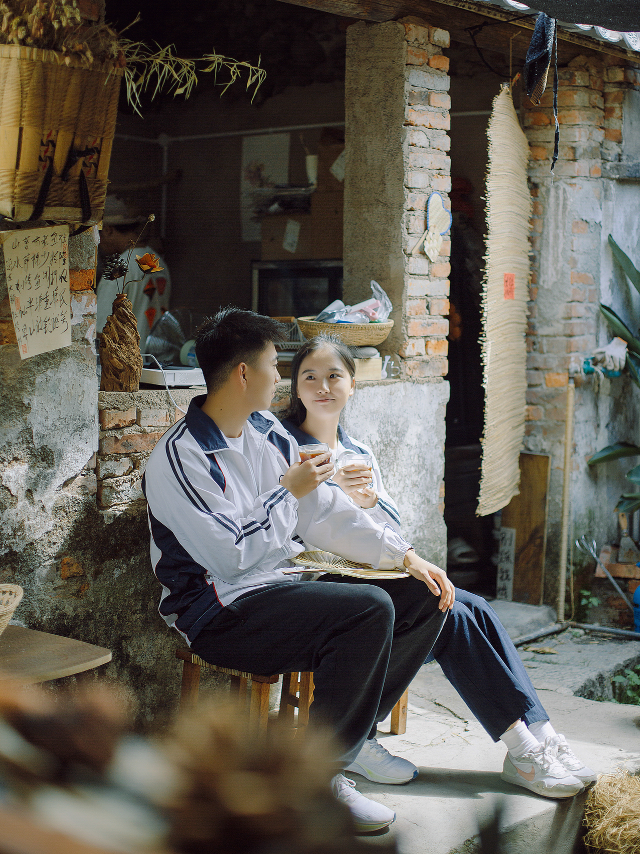 他俩高中毕业了