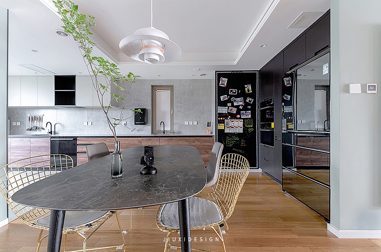 开放式厨房,对于光线的穿透更加友好,全程无遮挡。