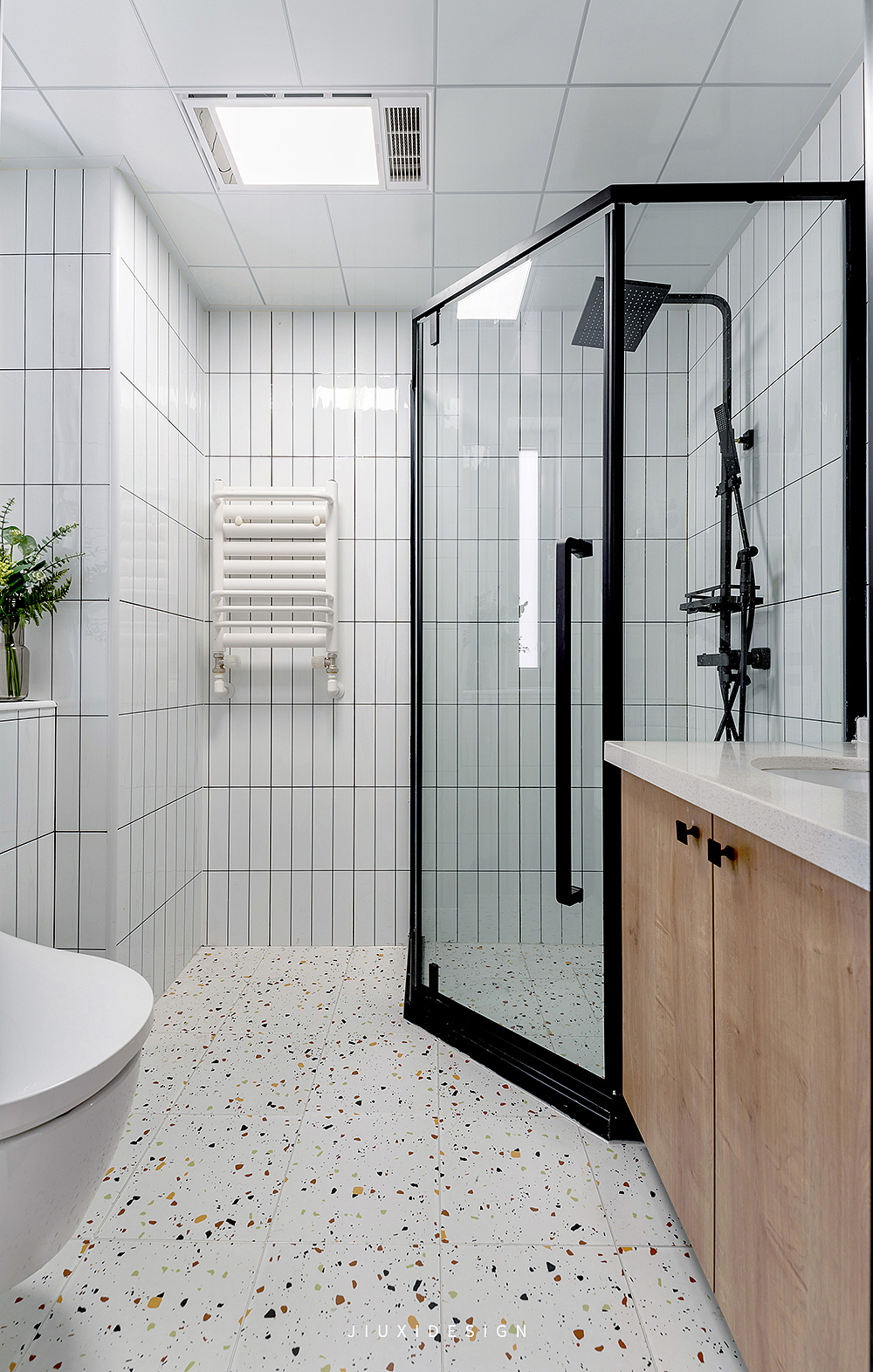 主卫马桶与洗漱池相对而放,给淋浴房及收纳,预留出更多空间。
彩色水磨石的地砖搭配长条小白砖,释放小空间的清爽与干净。<br>