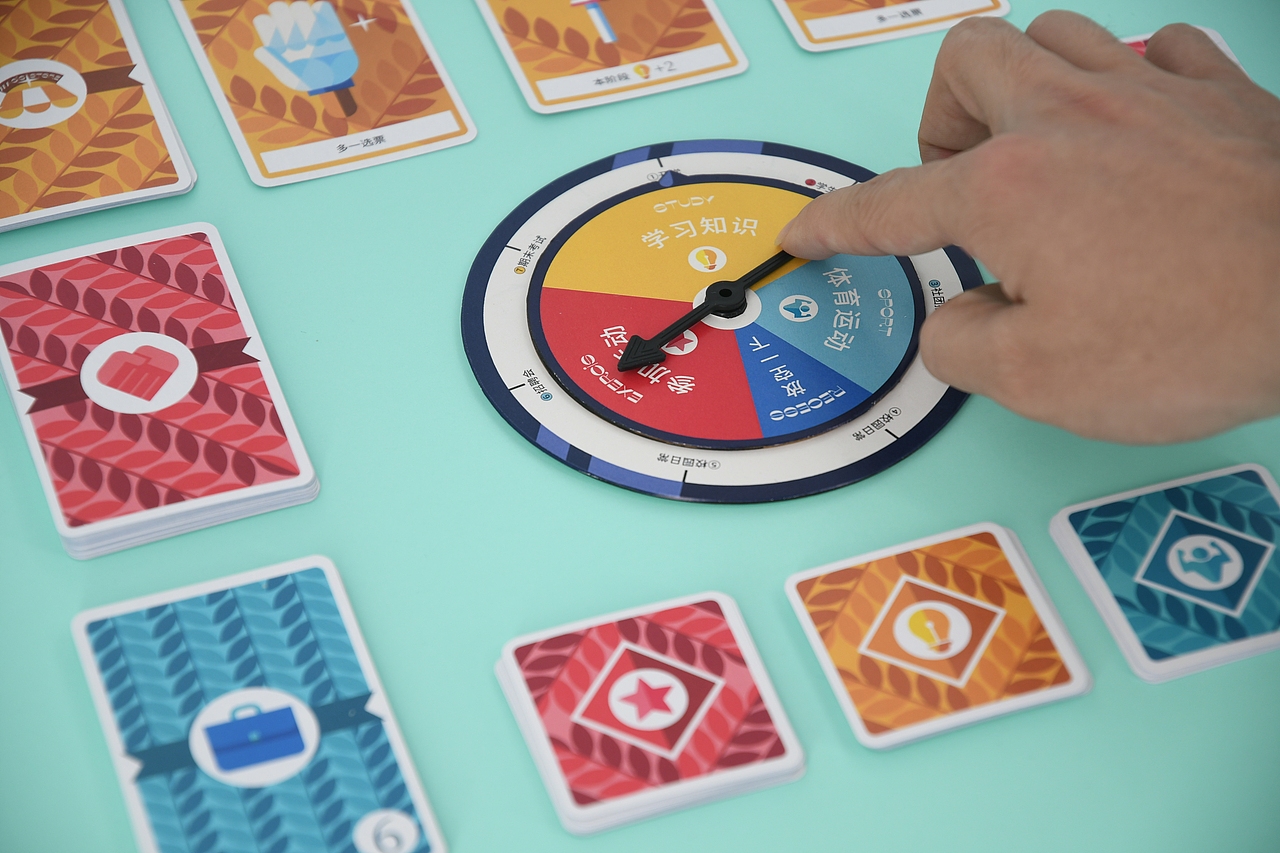 游戏前半部分以破冰、营造欢乐的游戏氛围为目的,游戏过程中会有大量的互动游戏,如:角色模仿、你画我猜、谜语、猜词等。