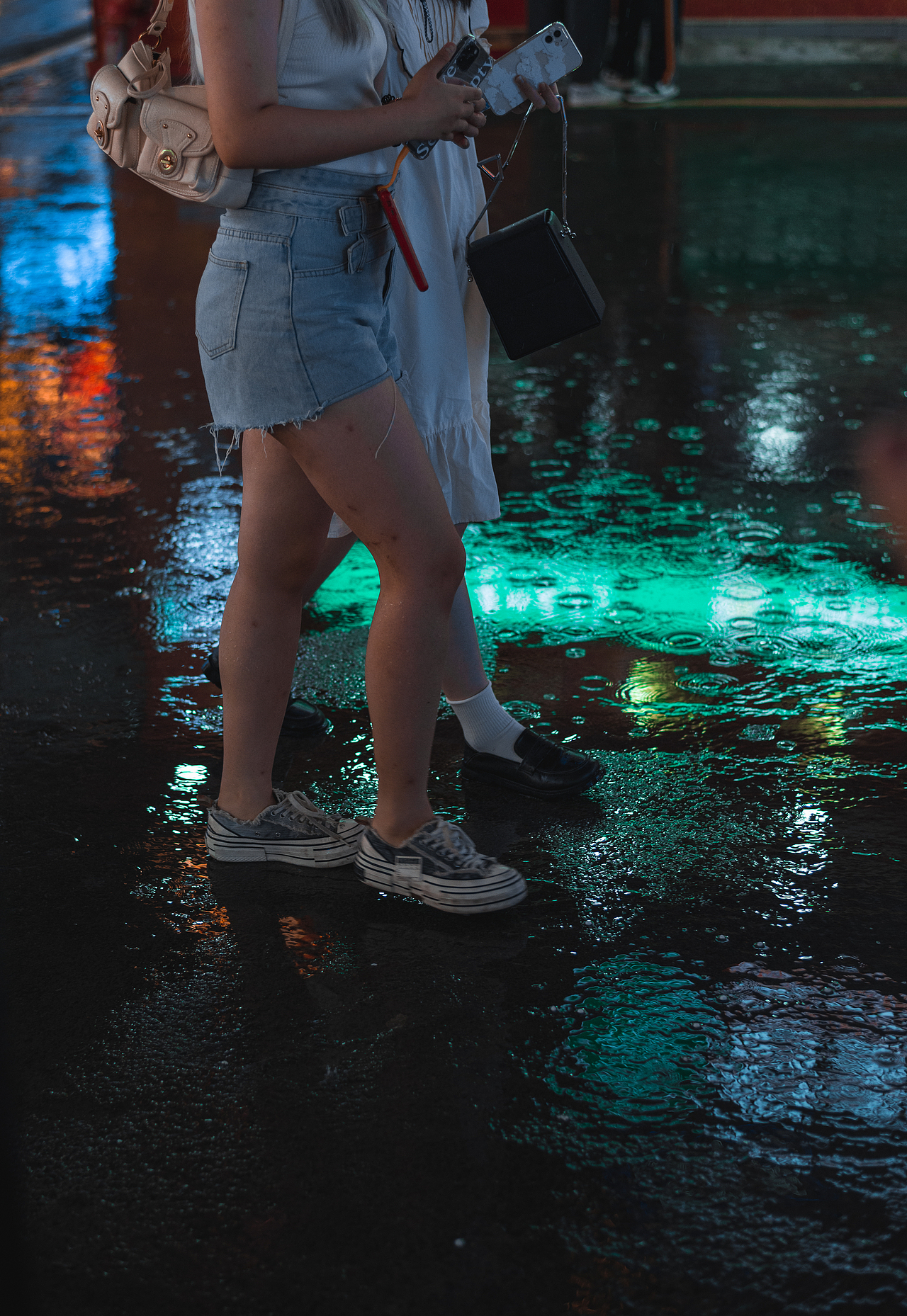 贵阳下雨天街拍（图ZMzA5MzAwNjY0） - 人文/纪实摄影 - 站酷设计师设计师R潮原创素材 - 站酷ZCOOL