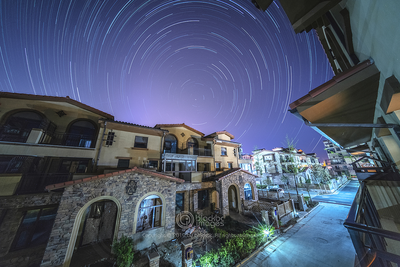 蓝天白鹿溪谷星轨