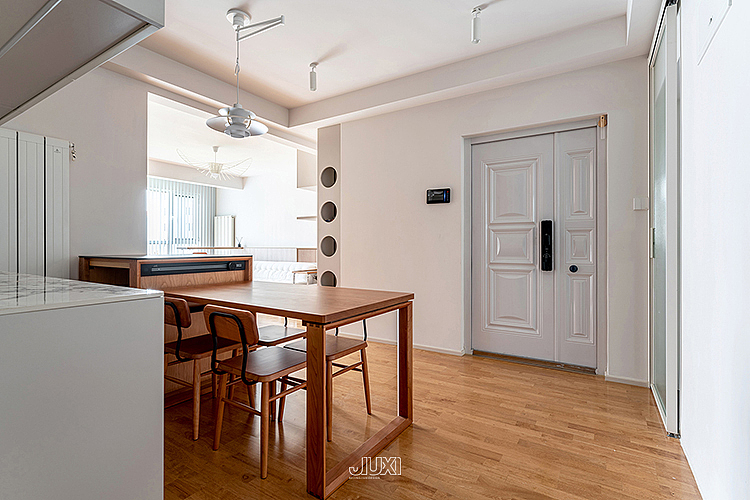 原木+水泥组合太酷了,餐厨一体+转角柜布局显大又通透