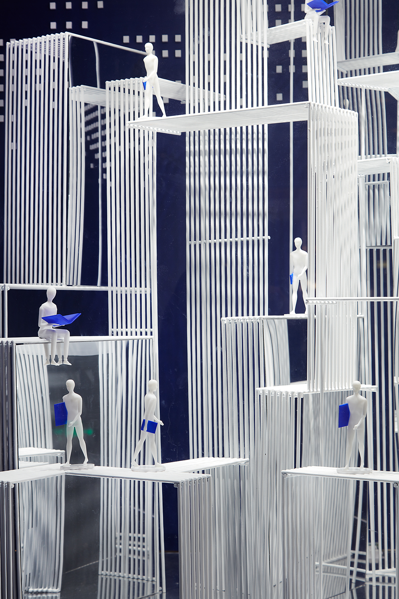 四层橱窗则以“书中的奇幻世界”进行概念性表达