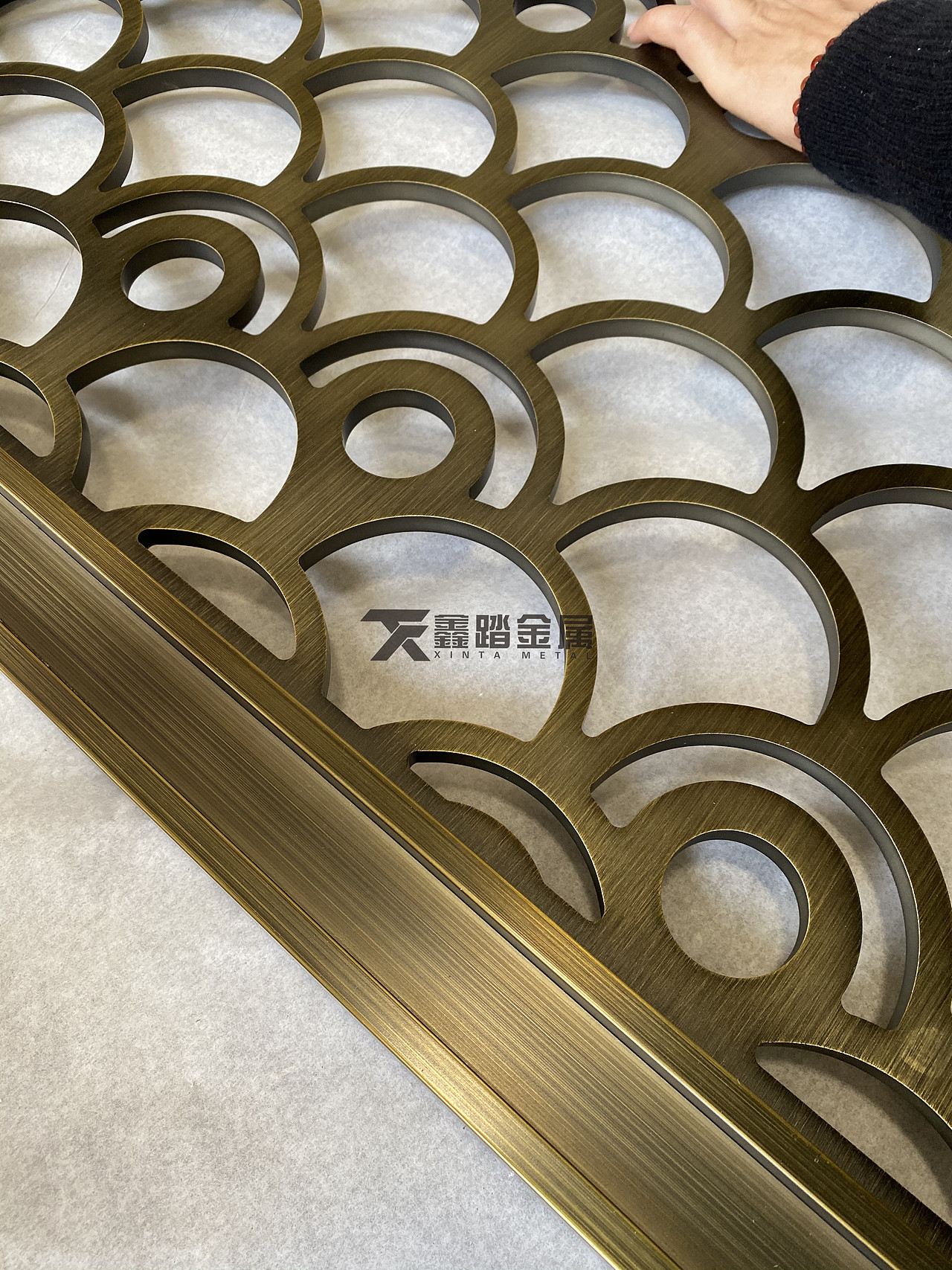 青古铜铝板雕刻屏风格栅、新中式花格缀上古色古香画卷