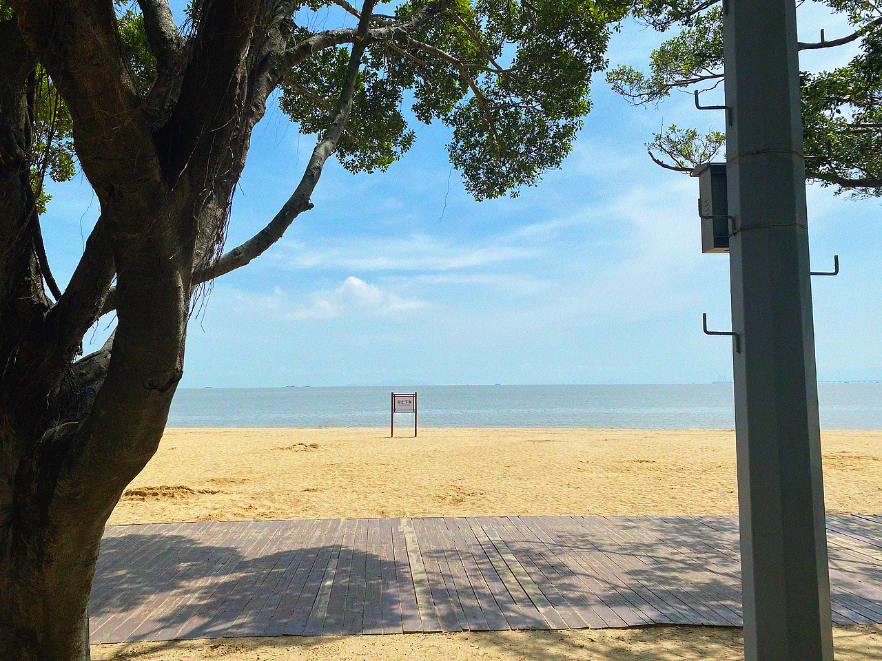 到了九月，大海就会褪去颜色