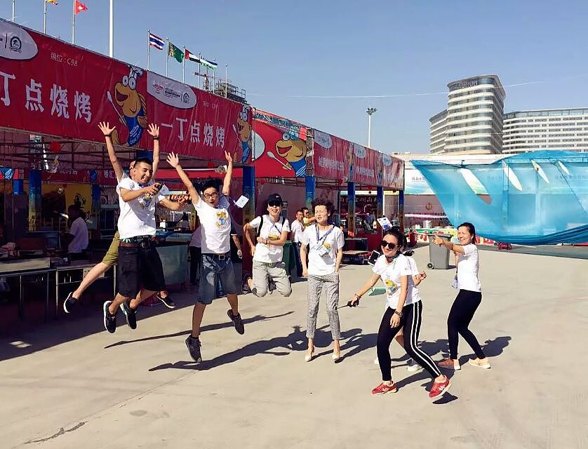 2015乌市美食节/LOGO/吉祥物/活动主场所有物料（图ZMTAzNTA3Mjc2） - 品牌 - 站酷设计师卖囊的大漠原创素材 - 站酷ZCOOL