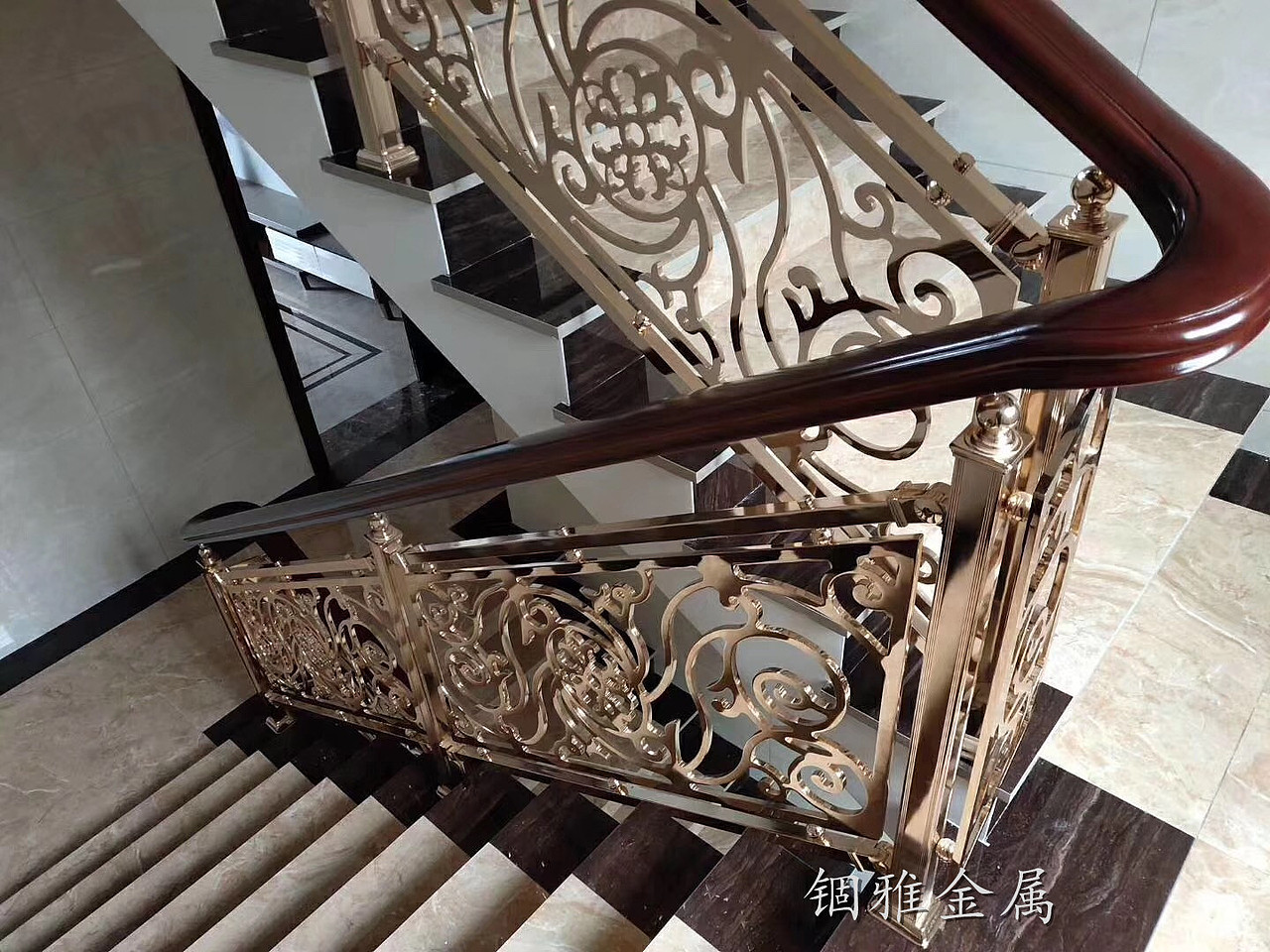 富丽堂皇的铝板雕花楼梯护栏