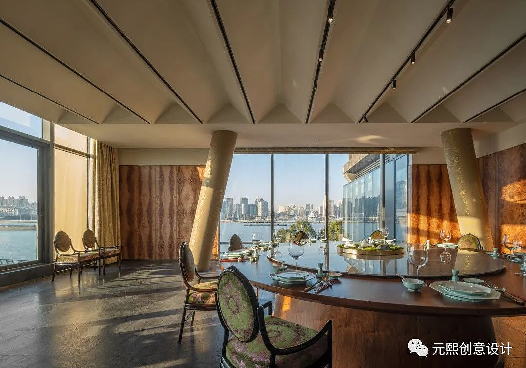 而如果足够细心的话,你会发现甚至立柱都绘制了独一无二的图案。红色大理石、彩绘烁金,前者统一于大厅中的红色雕塑和桌椅,后者仿佛是来自远古的时代图腾,是考古现场珍贵的实物印迹。