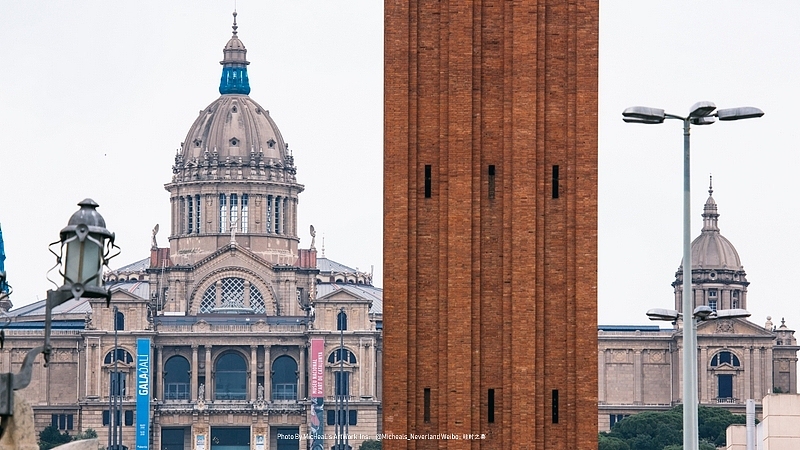 西班牙广场上就已经可以看到宏伟的加泰罗尼亚国家艺术博物馆了，红色的柱子则是通向它的标志，其实有两根，被称为威尼斯塔，如同门栏一样，进入这个区域也就预示着走向了世博会的地界~没错，这里是为了1929年世界博览会所修建的，几条干道交汇处的这座广场是巴塞罗那最视野空旷广场区域，我个人是非常推荐后面这座博物馆的，来的好几次中遇到了好多特展，其中包括达利的一个大展，常规展的部分也有丰富到爆炸的馆藏，从早期中世纪的壁画，至最新的现代艺术作品应有尽有，可谓了解加泰罗尼亚艺术的绝佳场所，如果在巴塞罗那时间只够选一个博物馆，毫无疑问我推荐这里~