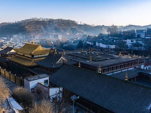 清晨的塔尔寺