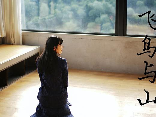 一个摄影师、一个母亲、一个小女孩在旅行