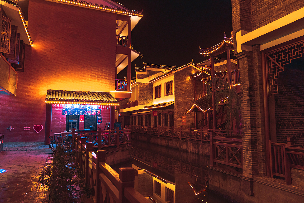 江华瑶族自治县水口镇爱情小镇瑶都水街铜梳广场夜景