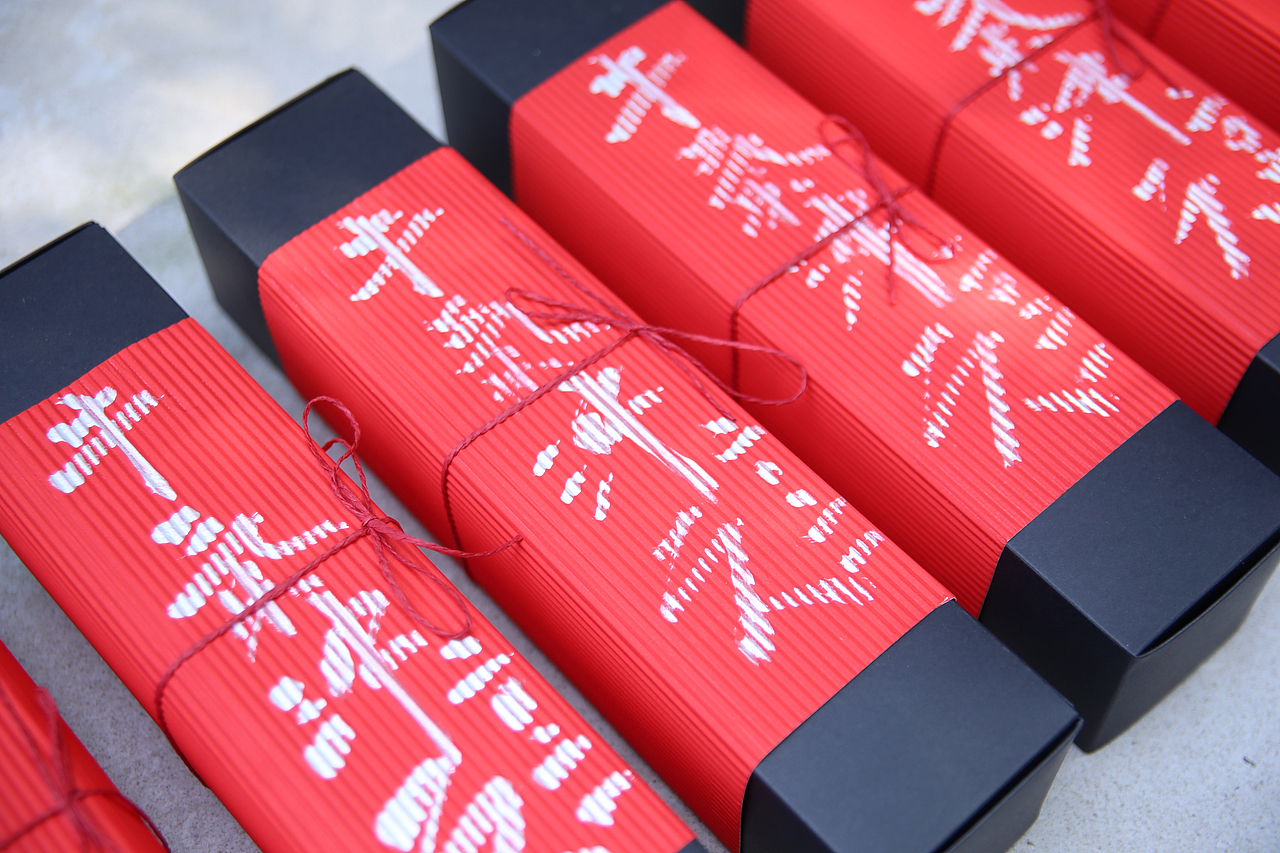 挂历,是墙上的挂饰,也是展开的时间刻度。
年历,像一张时间地图,人们跟着它往前走。<br>通过一张写满日月的年历纸,触摸当下,也看到过去未来。