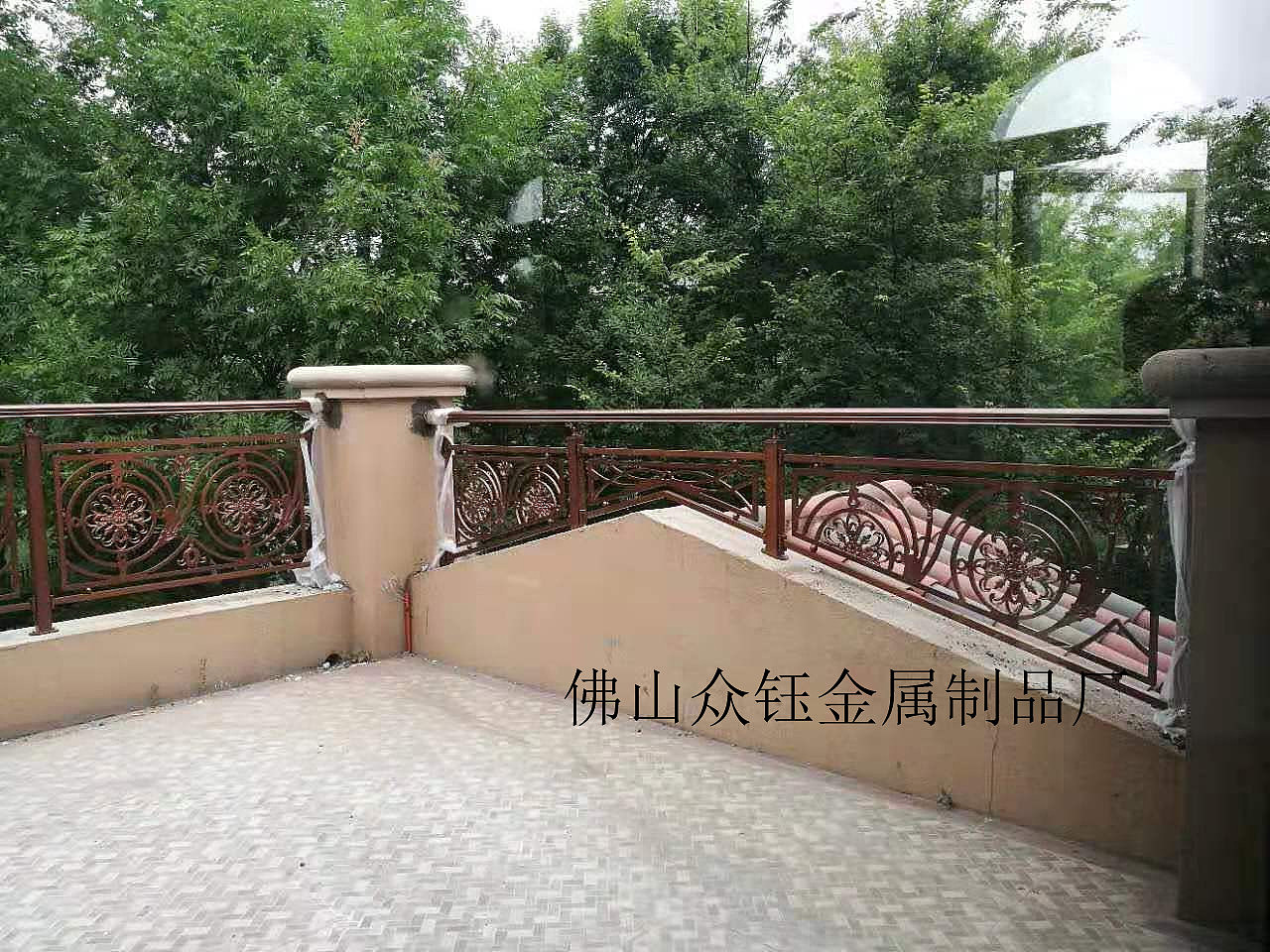 高档酒店别墅工程铝艺雕刻楼梯护栏一体安装